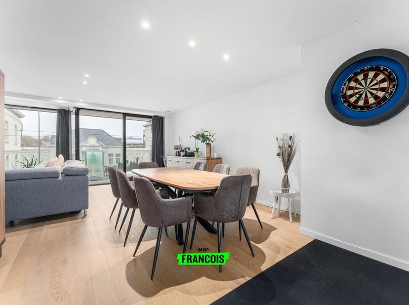 In een recente en goed onderhouden residentie uit 2022 bevindt zich dit lichtrijke duplex-appartement met een bewoonbare oppervlakte van ca. 130 m². D