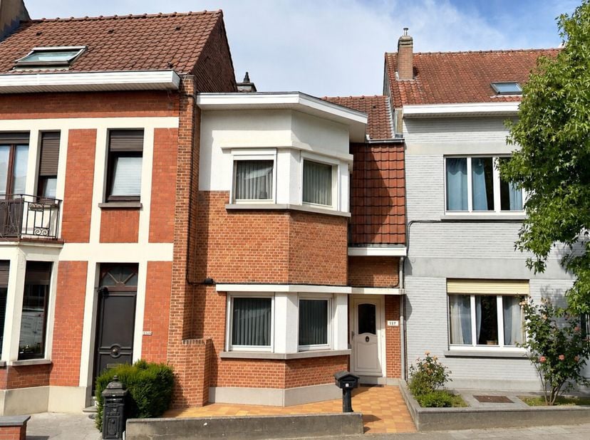 STOCKEL – Charmante woning met 2 slaapkamers en tuin<br />
Ideaal gelegen in een rustige en residentiële straat, op wandelafstand van Stockel, winkels