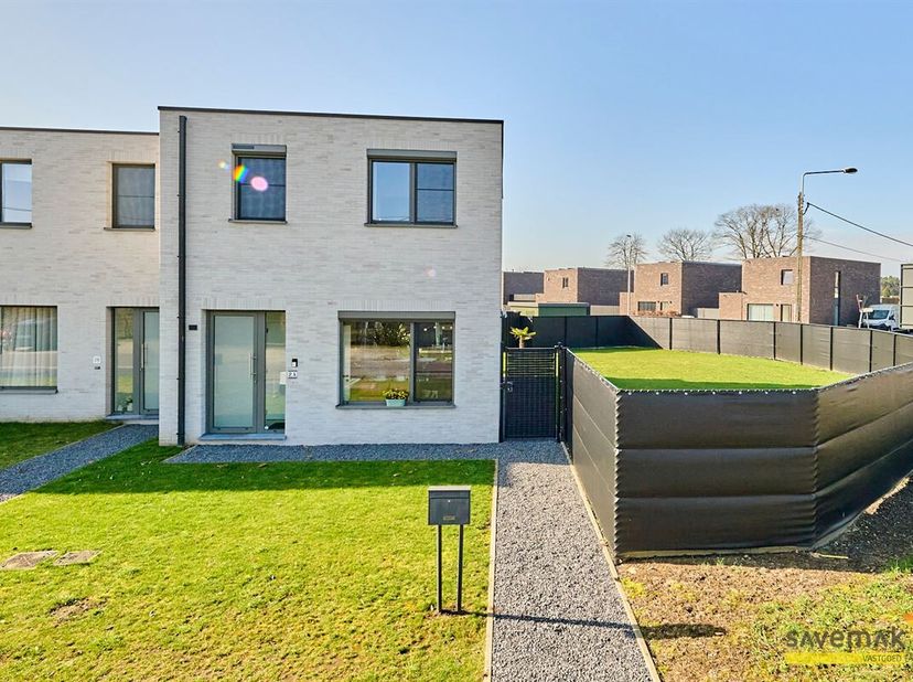 Cette nouvelle construction accueillante est une maison familiale idéale.<br />
Au rez-de-chaussée, on trouve un espace de vie ouvert et un débarras.
