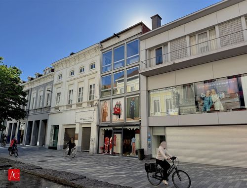                                         Bien commercial avec habitation à vendre à Sint-Niklaas, € 395.000
