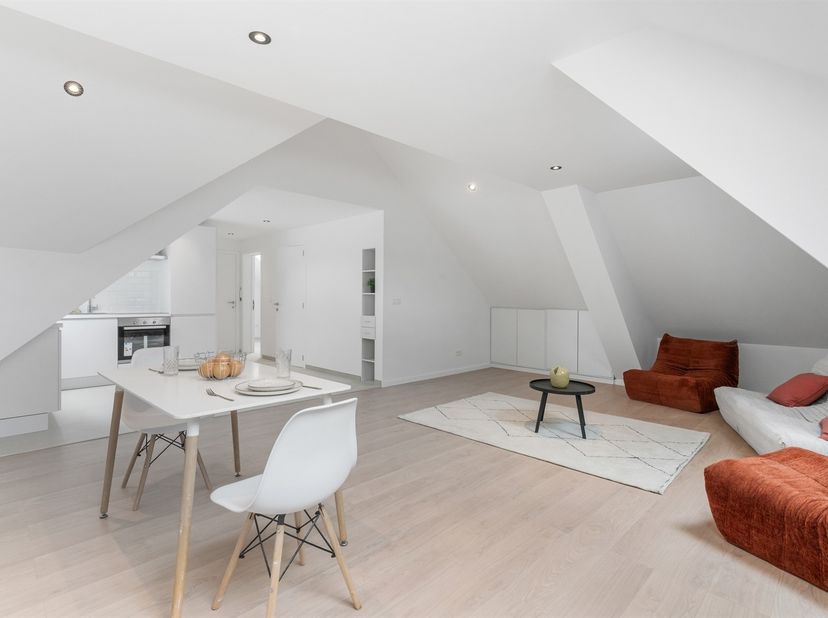 Dit appartement op de tweede verdieping van deze kleinschalige residentie werd volledig gerenoveerd en is instapklaar.<br />
<br />
Via de gemeensch