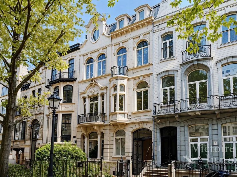 Victoire-Junot à le plaisir de vous faire découvrir en exclusivité un magnifique hôtel particulier de ±794m² bâtis au charme intemporel. Offrant une f