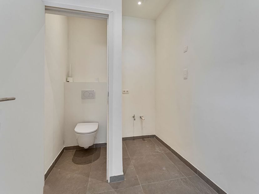 Instapklare woning met 3 slaapkamers en 2 terrassen in het centrum van Poperinge.<br />
We betreden de woning langs de hal met aansluitend ruime woonk