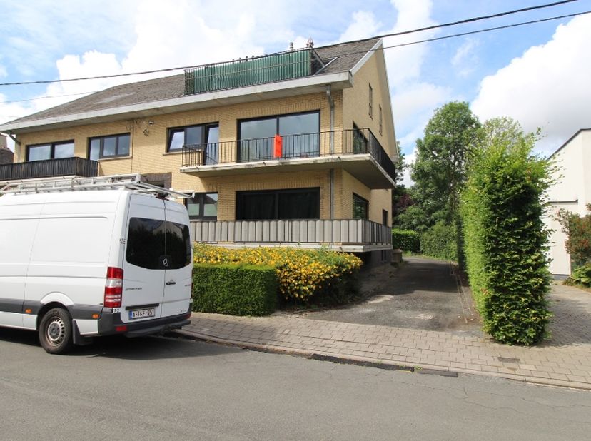 Instapklaar appartement te huur dichtbij het centrum van Roeselare.<br />
Het is een ruim, lichtrijk met zonnig terras.&amp;nbsp;<br />
Indeling als volgt
