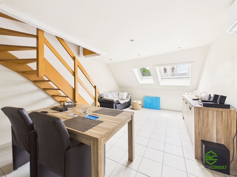 + Als u op onze eigen website (www.empresaconsult.be) naar deze woning doorklikt, vindt u een alle info! +<br />
Te midden in het centrum van Sint-Tru