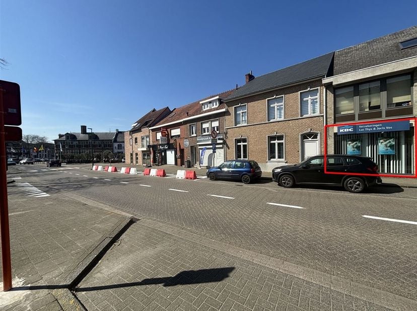 Immeuble de bureaux spacieux dans un emplacement de choix à Meerhout<br />
Emplacement :<br />
Très bien situé dans le centre de Meerhout, avec divers