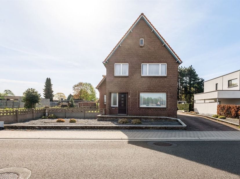 De woning bevindt zich op een ruim perceel van 1.097 m² en beschikt over een bewoonbare oppervlakte van 161 m². Bij binnenkomst betreden we de inkomha