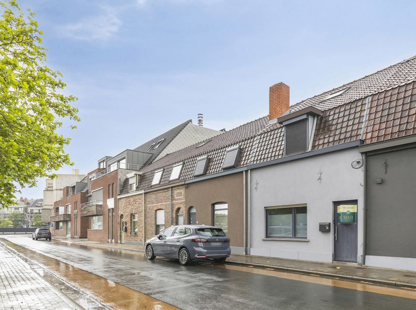 Kom deze woning zelf ontdekken op woensdag 24 juni, uitsluitend op afspraak. <br />
Bij het binnenkomen betreedt u de leefruimte, die aansluit op de k