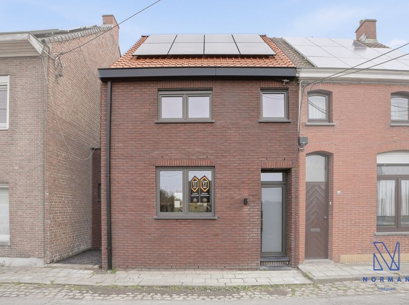Leuke, gerenoveerde woning te huur. (wordt onbemeubeld verhuurd)<br />
Bij het binnengaan van de woning kom je in de inkomhal met ingemaakte kasten aa