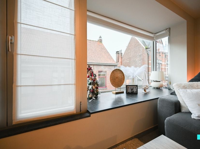 Ontdek dit erg goed onderhouden en centraal gelegen appartement met twee slaapkamers in het centrum van Izegem. Perfect voor eigen bewoning of als inv