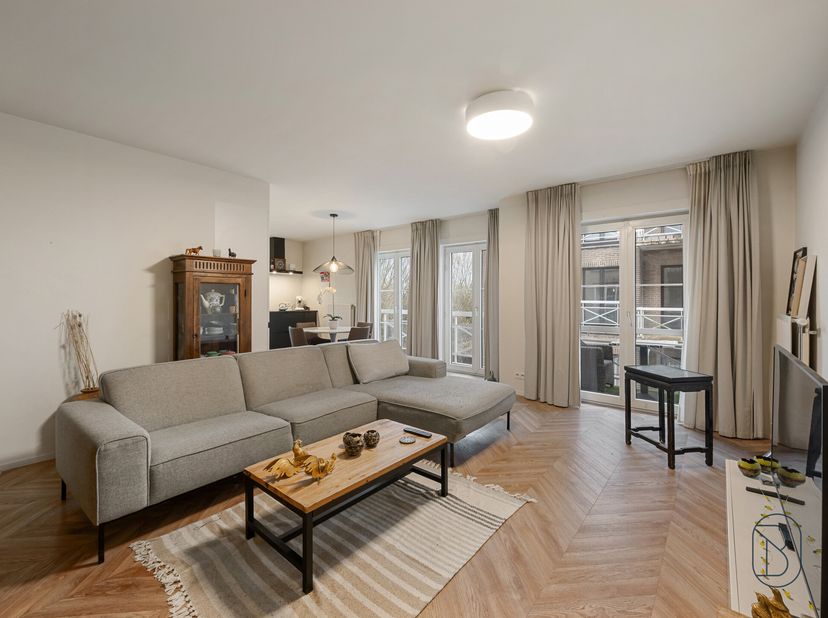 Prêt à emménager ou investir sans souci ? Cet appartement entièrement rénové allie confort, luminosité et rendement.<br />
Disposition : depuis le hal