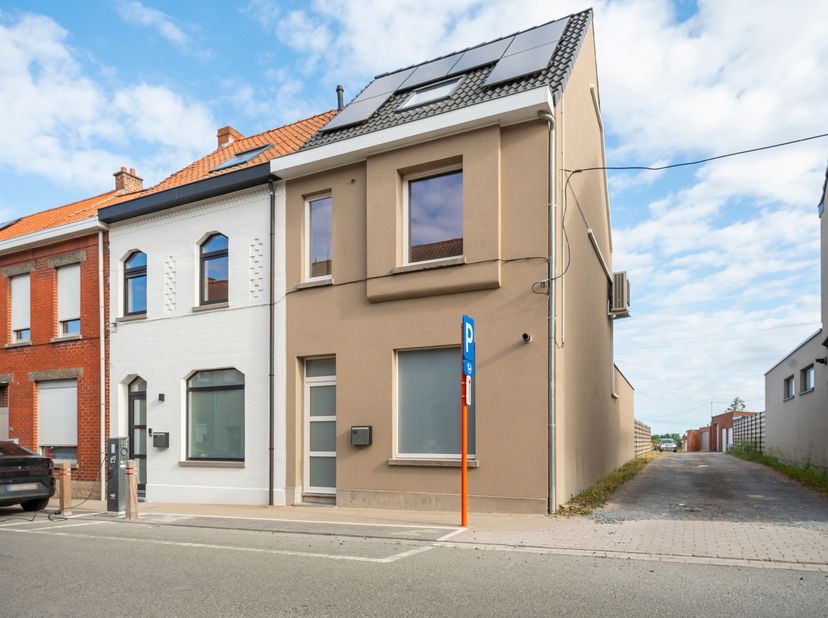 Instapklare woning met 3 slaapkamers en uitweg te koop in Lauwe!<br />
Je betreedt de woning via de inkomhal met gastentoilet en komt vervolgens in de