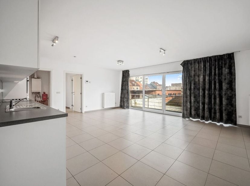 Dit prachtig en hoogwaardig afgewerkt, recent appartement met 2 slaapkamers is gelegen nabij het centrum van Tienen. Het appartement bevindt zich op d