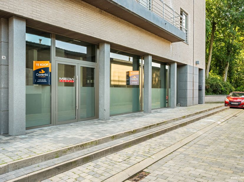 Strategisch gelegen kantoorruimte vlakbij het centrum van Ieper met een open en lichtrijke indeling die tal van mogelijkheden biedt voor diverse profe