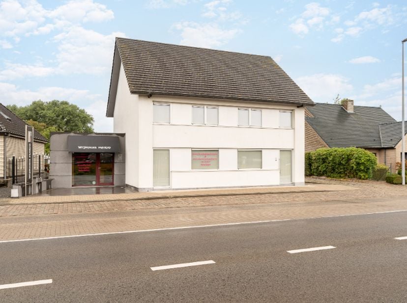 Op een invalsweg tussen Ingelmunster en Meulebeke bevindt zich deze veelzijdige, commercieel gelegen eigendom. Deze combineert wonen met een handelsru