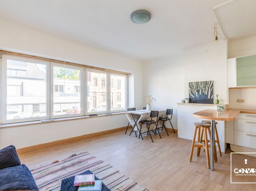 Dit appartement is gelegen aan de binnenring van Gent, waardoor u een vlotte verbinding heeft naar Gent Centrum, de R4 en N9. Daarnaast zijn verschill