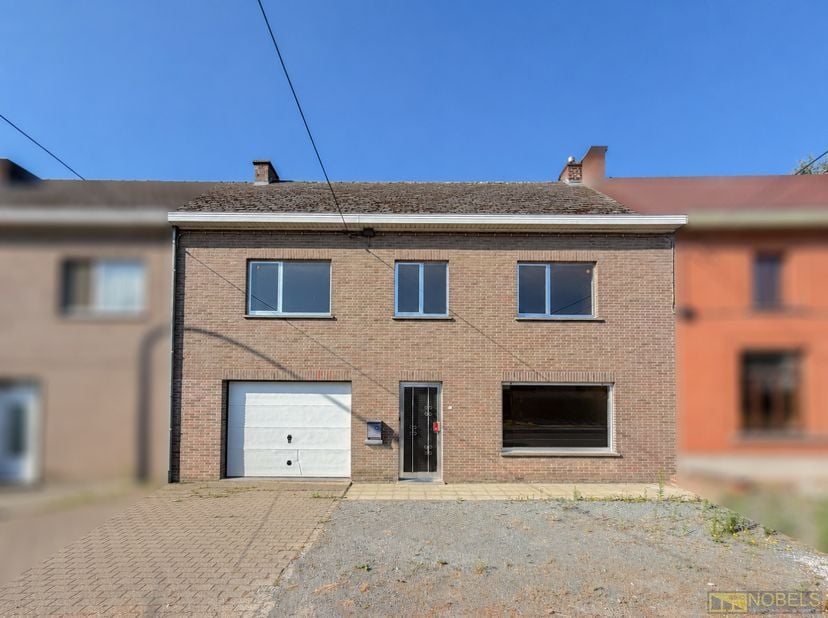RUIME TE RENOVEREN GEZINSWONING, gelegen op een VLOT BEREIKBARE LOCATIE te Zwalm, waar u geniet van een AANGENAME COMBINATIE van RUIMTE en BEREIKBAARH