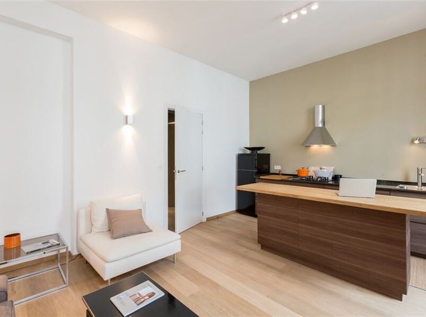 Description : A proximité de la place Stéphanie, à deux pas de l'Avenue Louise dans une rue calme, à proximité de nombreux commerces et transports en