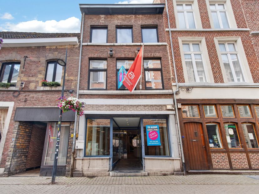 MAISON COMMERCIALE EN PARFAIT ETAT EN PLEIN CENTRE<br />
Au cœur de la ville, dans une rue commerçante animée et à deux pas de la Grand-Place, se trou
