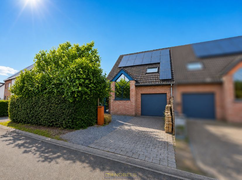 INSTAPKLARE EN ENERGIEZUINIGE GEZINSWONING, gelegen op een RUSTIGE en STRATEGISCHE LOCATIE te Doornzele (Evergem). Dankzij de UITSTEKENDE VERBINDING r