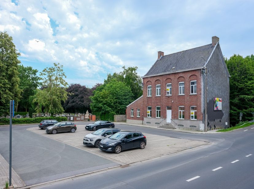 Deze woning is gelegen op een centrale ligging pal aan het dorpsplein en onder de kerktoren te Emelgem, dit kortbij Izegem centrum en Ingelmunster. <b