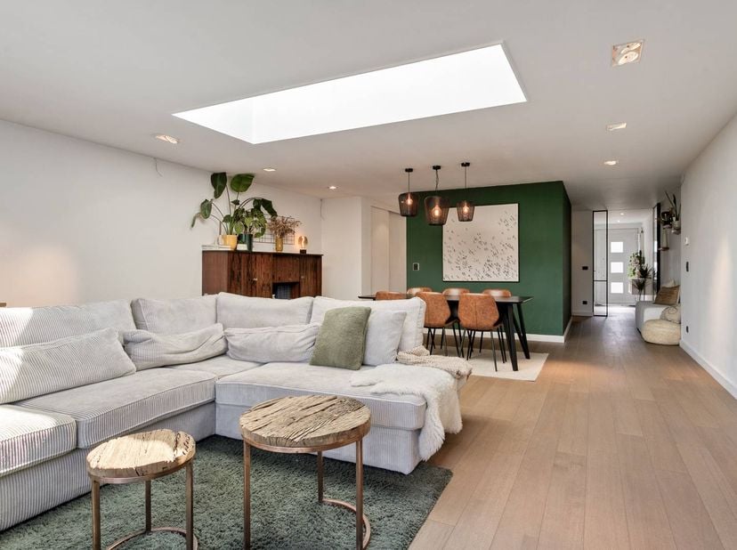Dit instapklaar huis kan genieten van een zeer ruime leefruimte met prachtige leefkeuken. Er zijn 3 slaapkamers, ruime bergruimte in de tuin en voldoe