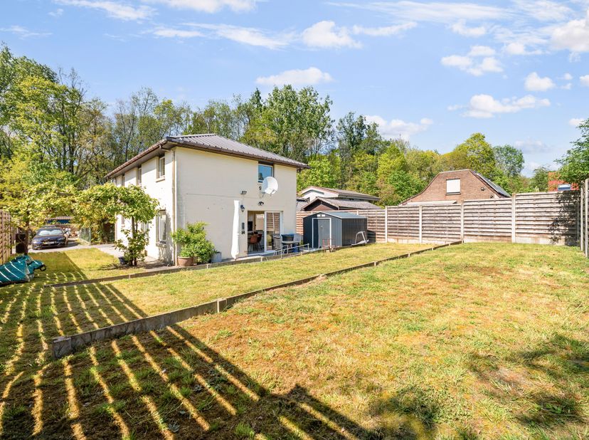 Deze open bebouwing is volledig gerenoveerd en uitermate rustig gelegen in de groene omgeving van de Nonnebossen. Deze instapklare woning is  voorzien