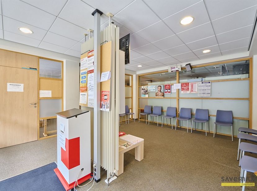 Espace commercial multifonctionnel d'une surface utile de 185m².<br />
<br />
Une entrée séparée permet d'accéder à l'espace client.<br />
<br />