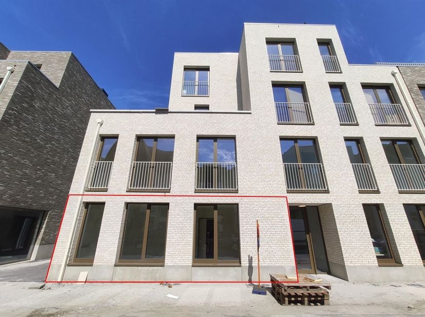 Gelijkvloers nieuwbouwappartement met 3 slaapkamers, tuin en garage!<br />
<br />
Ligging: Recent nieuwbouwappartement ligt in een zijstraat van de