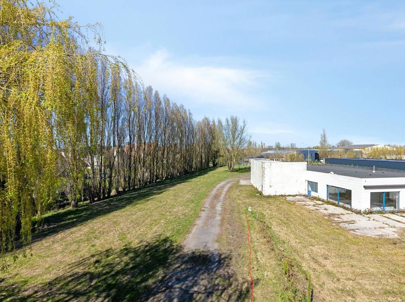Bouwgrond (6.649,47 m²) in zone voor bedrijvigheid mét bouwvergunning.<br />
<br />
Het huidige bedrijfsgebouw waarvoor een sloopvergunning werd afgel