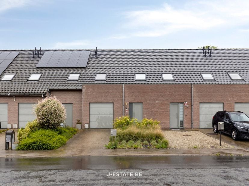 Ontdek deze recente en uiterst verzorgde gesloten bebouwing, gerealiseerd in 2017 door de gerenommeerde ontwikkelaar Deback, gelegen in de Rue de Tomb