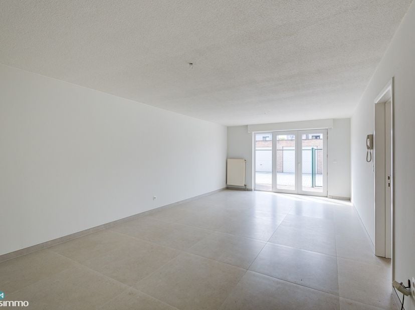 INSTAPKLAAR GELIJKVLOERS APPARTEMENT MET 2 SLAAPKAMERS, BERGING EN AUTOSTAANPLAATS NABIJ HET CENTRUM VAN BILZEN<br />
<br />
Dit instapklaar gelijkvlo