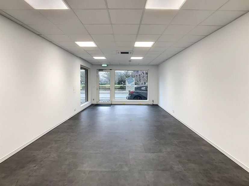 Ligging<br />
Gelegen aan het miljoenenkwartier op wandelafstand van het Sint-Pieters-Station. Makkelijke verbinding met de stadsring, E17 en E40.<br