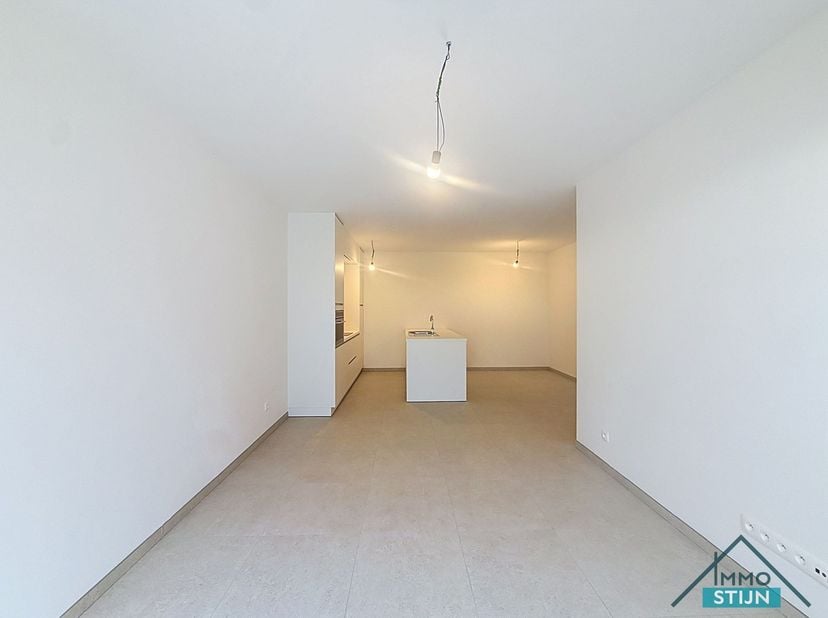 In het centrum van Passendale vind je dit recent opgeleverde appartement op de tweede verdieping, vlot bereikbaar met de lift.&amp;nbsp;Via de inkomhal/na