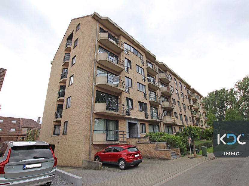 Appartement 2 chambres très bien situé et lumineux avec terrasse et emplacement de parking à Kessel-Lo. Situation calme à proximité de l’E314, des tra