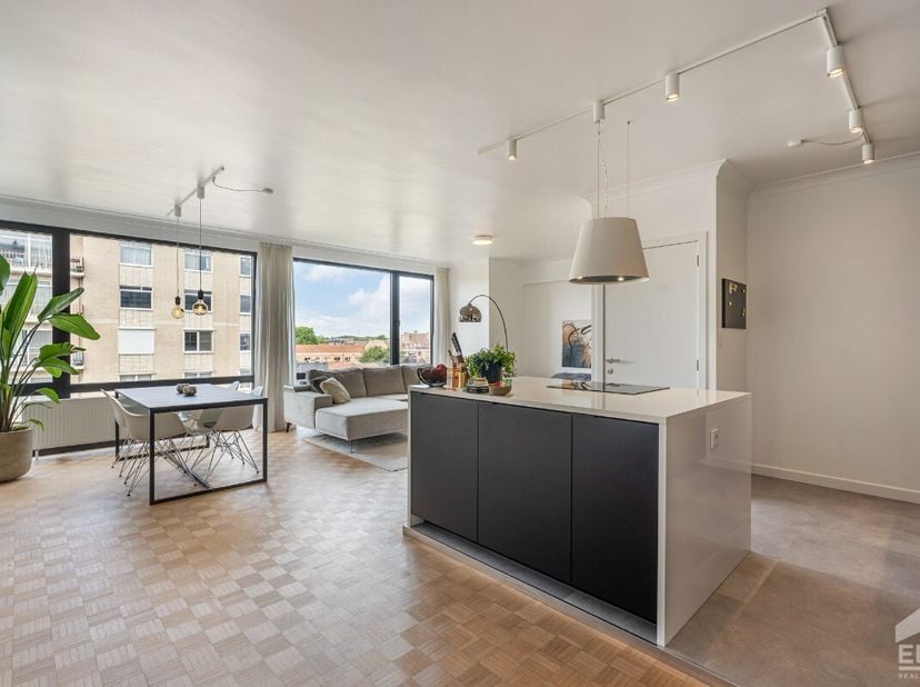 À vendre : appartement élégamment rénové de 130m² au Leopoldplein, à lintérieur de la petite ceinture de Hasselt. Cet appartement économe en énergie,