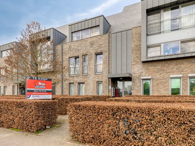 Dit instapklaar appartement met twee slaapkamers is gelegen aan de Antwerpseweg in Geel. Verschillende faciliteiten zoals winkels, horeca, scholen en
