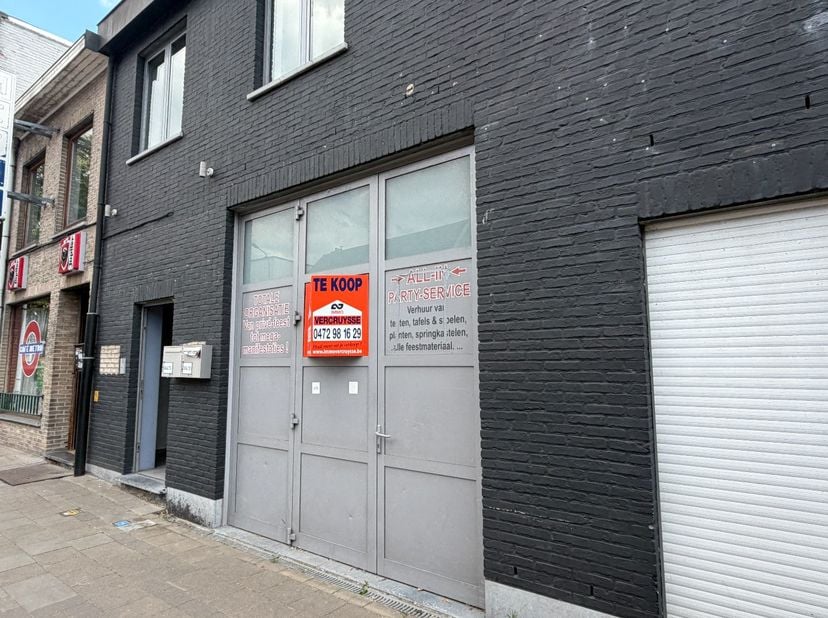 In het hart van Waarschoot bevindt zich deze gunstig gelegen opslagruimte in een kleine residentie. Toplocatie in winkelstraat en op wandelafstand van