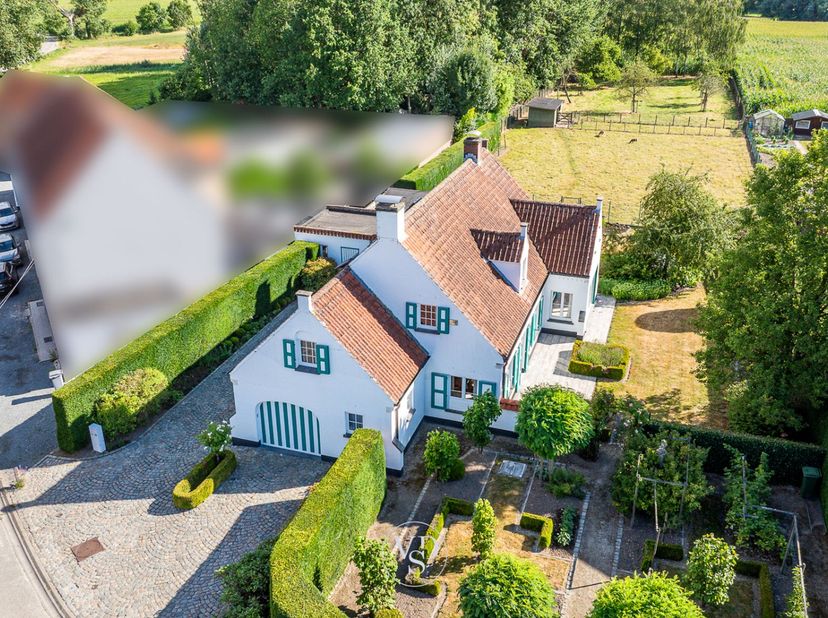 Deze prachtige eigendom, gelegen op een perceel van circa 3.700 m² en ontworpen door architect Raf Van de Voorde, werd begin jaren 2000 opgetrokken me