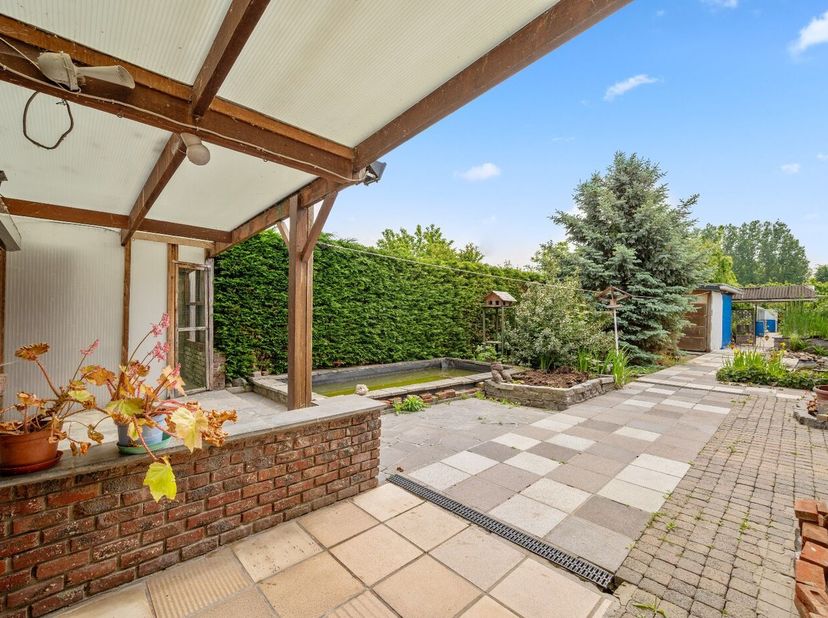 Ruime rijwoning met enorm veel potentieel gelegen in de Kruiskensstraat 36 te Neerwinden (Landen). Deze te renoveren woning beschikt over een bewoonba