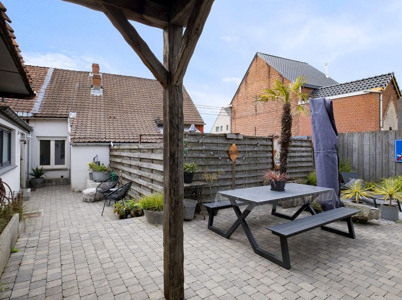 Charmante woning met grote buitenruimte en loods!<br />
Deze woning is gelegen nabij het dorpscentrum in Kalken.<br />
Er zijn 2 woningen, waarvan 1