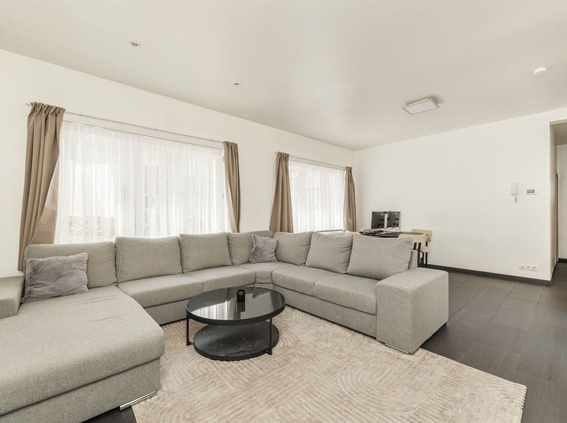 Het appartement is gelegen in een levendige en centraal gelegen buurt, op korte afstand van het bruisende stadscentrum van Antwerpen. In de directe om