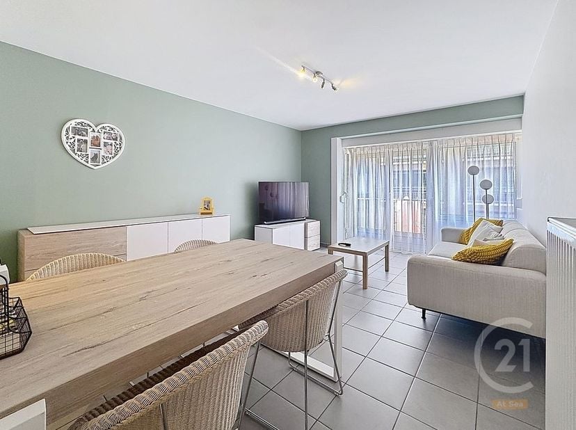 Ontdek dit prachtig gerenoveerde appartement, ideaal gelegen in het hart van Westende-Bad, op wandelafstand van winkels, horeca en het strand.<br />
B