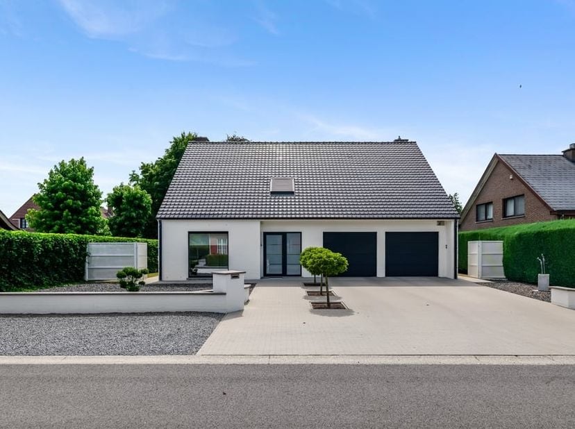 Welkom aan de Kastanjelaan 1 in Alken, een rustige en gegeerde woonomgeving waar comfortabel wonen en een uitstekende bereikbaarheid perfect samengaan