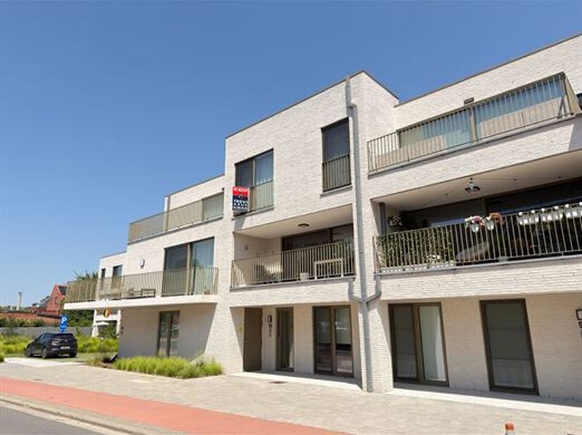 RECENT DAKAPPARTEMENT MET 2 SLAAPKAMERS, AANGENAAM TERRAS, AUTOSTAANPLAATS EN BERGING.<br />
 Dit energiezuinig appartement (bj 2024) bevindt zich op