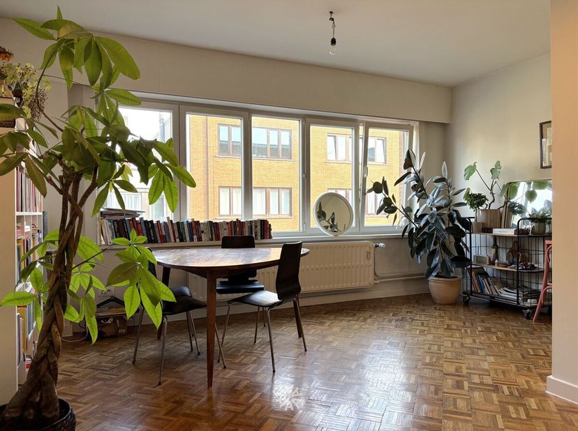 GENT - Sportstraat: Op zoek naar een authentiek en ruim appartement te huur aan Station Gent? Dan is dit pand mogelijk iets voor u. <br />
De belangri