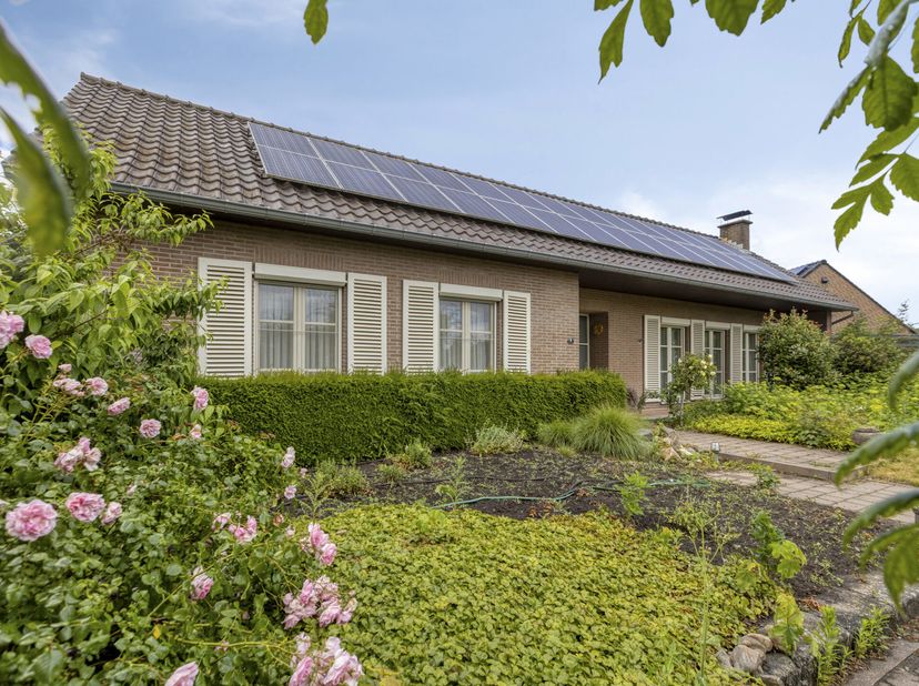 Vrijstaand woonhuis met uitzonderlijk grote tuin gelegen in de dorpskern van het landelijke Geistingen (Kinrooi), waarbij rust en ruimte gecombineerd