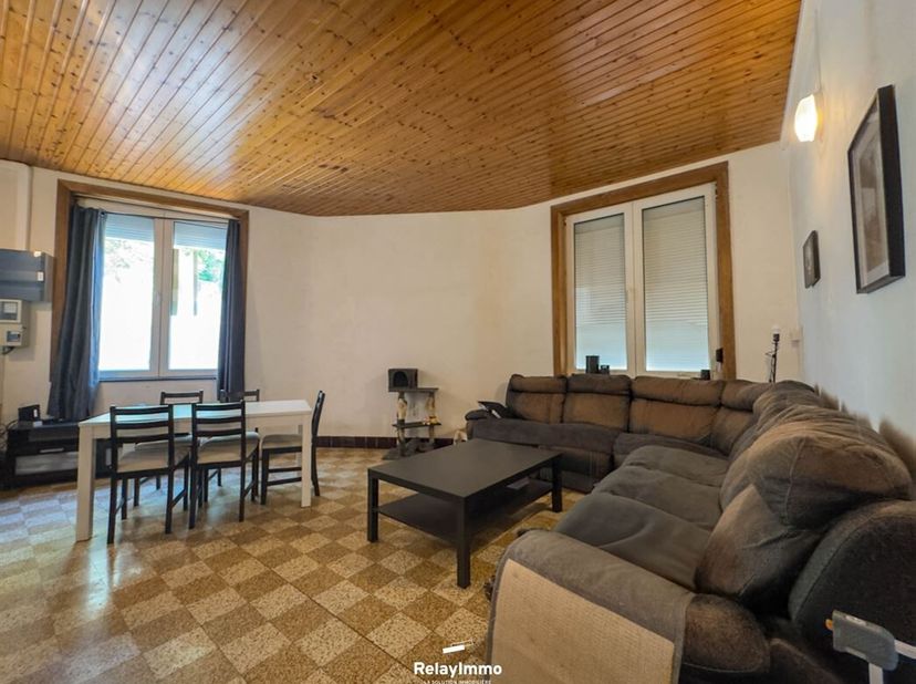 Te renoveren dorpswoning met 104 m2 woonoppervlak, drie slaapkamers en binnenplaats.<br />
Grote hal van 13 m² met zichtbare trap, woonkamer van 25 m2