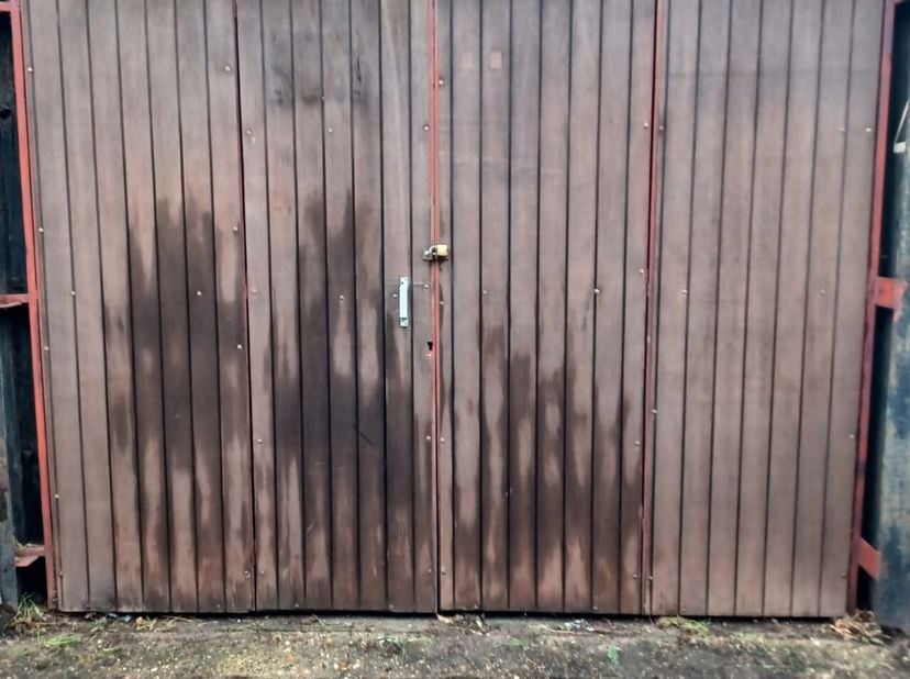 In de Geldhofstraat 116 bevindt zich deze praktisch gelegen garage/opslagplaats, ideaal voor wie op zoek is naar extra bergruimte of een veilige parke
