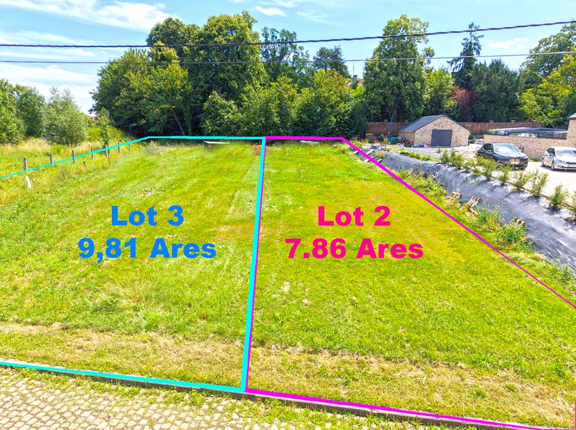 REF 983 - 2 Lots de Terrain à Bâtir<br />
<br />
Situé dans un cadre Champêtre mais proche de toutes commodités<br />
<br />
Lot 3 de 9,81 Ares, 14,23